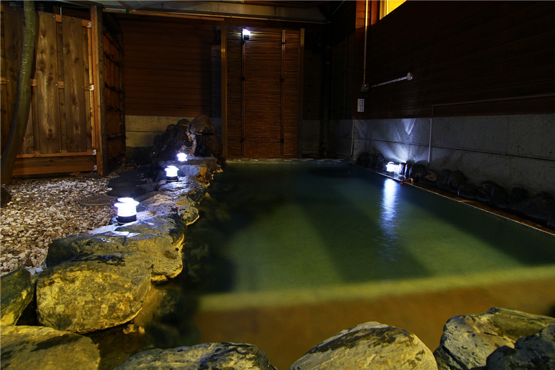 『御神湯』　伊勢屋の源泉見守る一番高い湯場